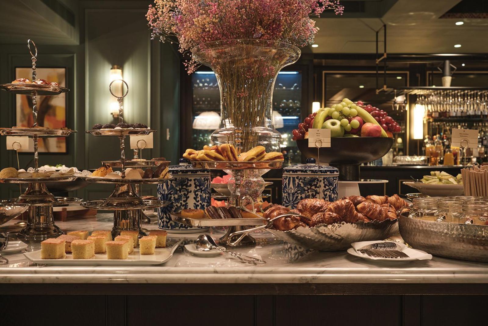 Ga Palace Hotel & Spa, A Xixth-Century Villa Porto Dış mekan fotoğraf A buffet at a restaurant